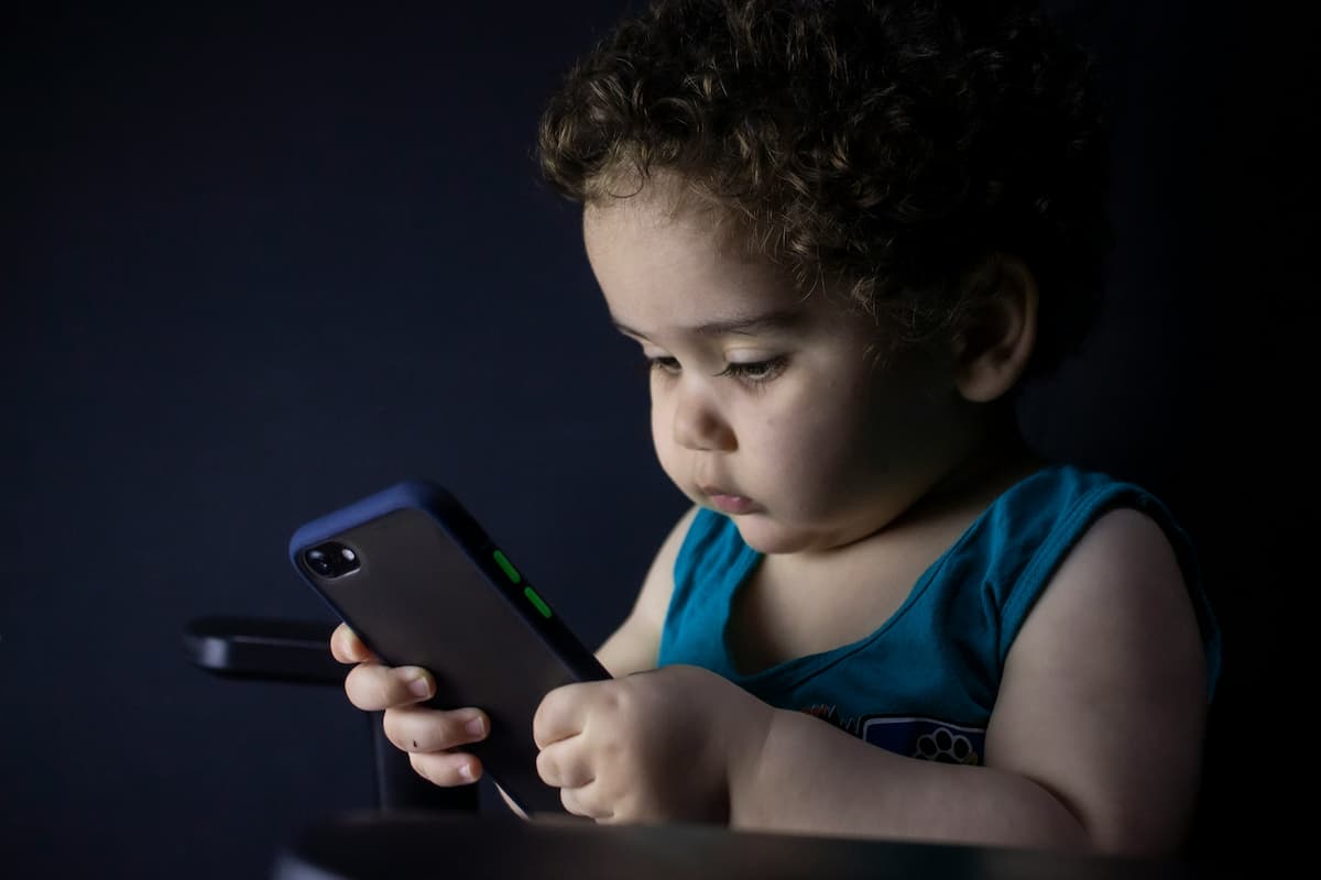 Giving Kids Smartphones Before This Age Might Be A Huge Mistake (M)