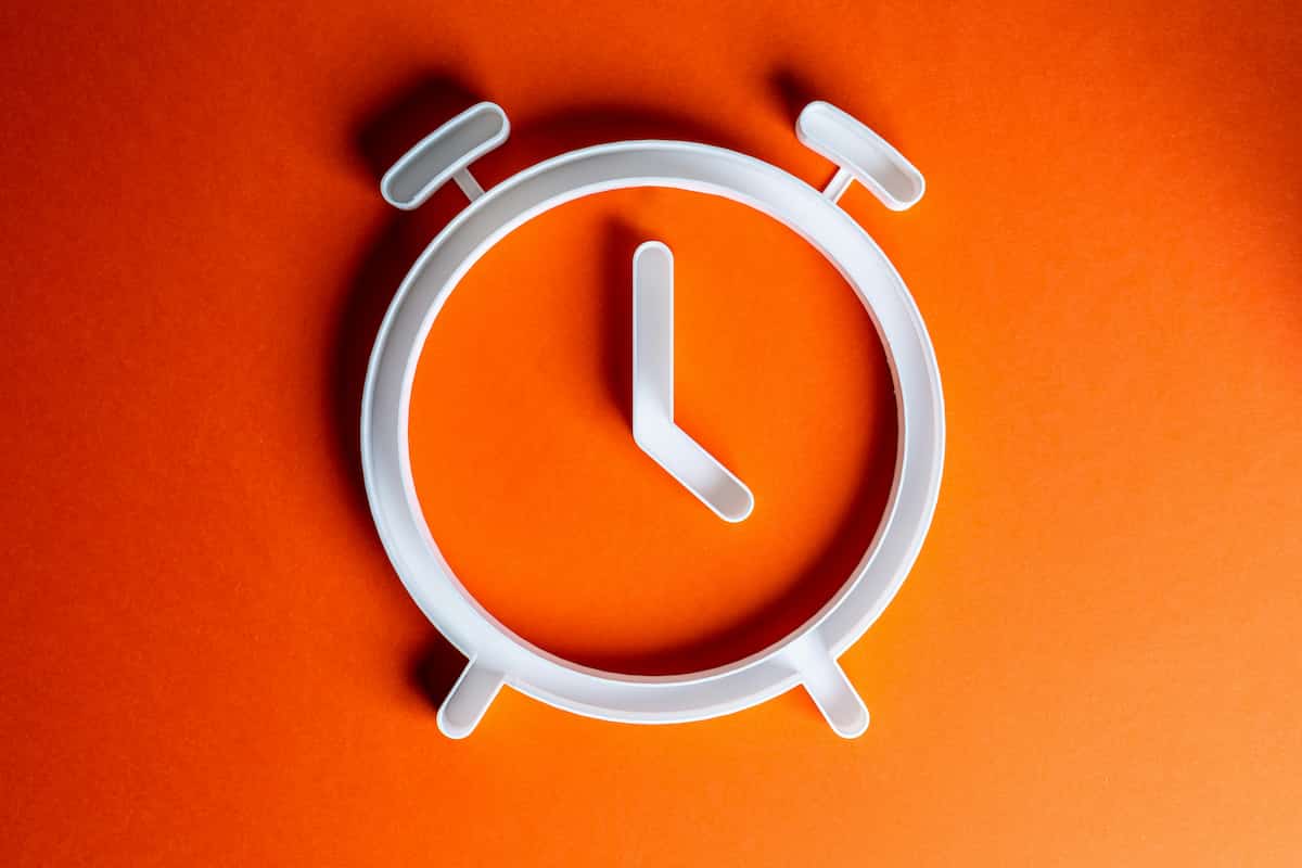 10 Powerful Psychological Forces That Warp Your Perception Of Time (P)