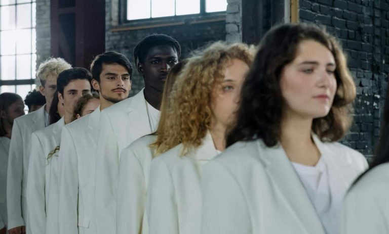 10 Startling Studies Reveal The Colossal Power Of Social Pressure (P)