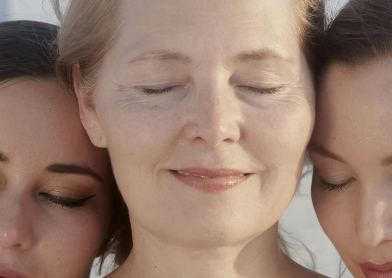 Banish Loneliness: 10 Simple Techniques To Feel More Connected (P)