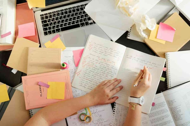 What A Messy Desk Says About Your Creativity (M)