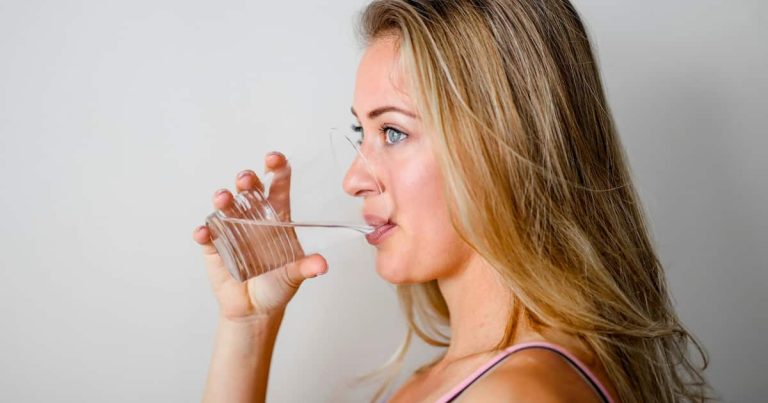 Dehydrated People Sleep 1 Hour More Per Night — But There’s A Disturbing Catch (M)