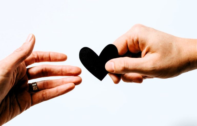 10 Wonderful Ways Helping Others Boosts Your Brain & Body (P)