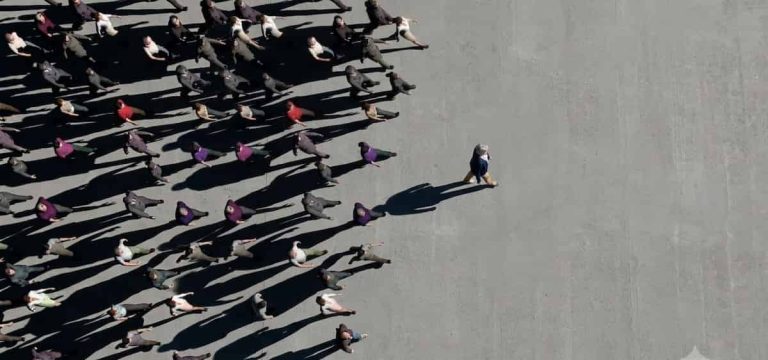 9 Ways People Secretly Judge Your Social Status (P)