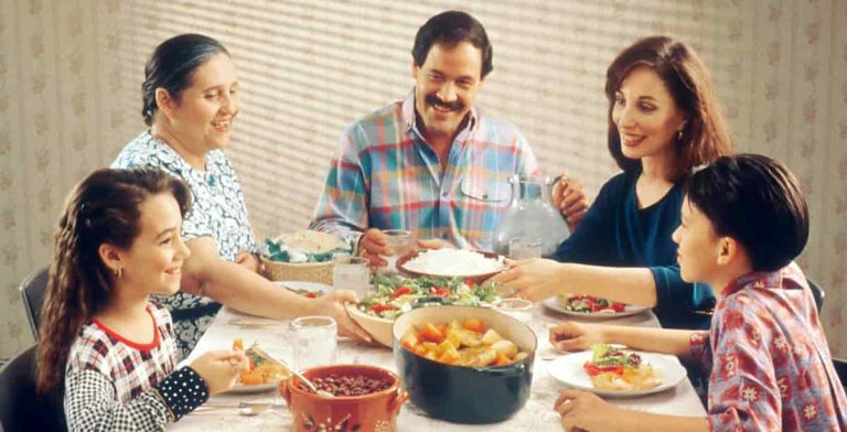 This Simple Mealtime Ritual Could Be Key To A Happier Life (M)