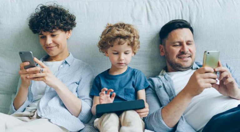 The Parenting Phone Habit Linked To Teen Mental Health Problems (M)
