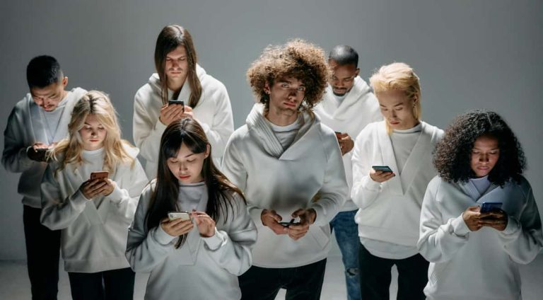 10 Studies Reveal What Phones Are Doing To Our Minds (P)