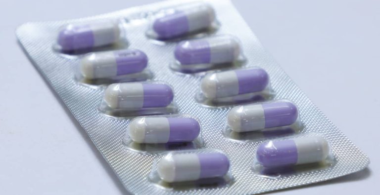 The Safest Way To Come Off Antidepressants, According To 76 Trials (M)