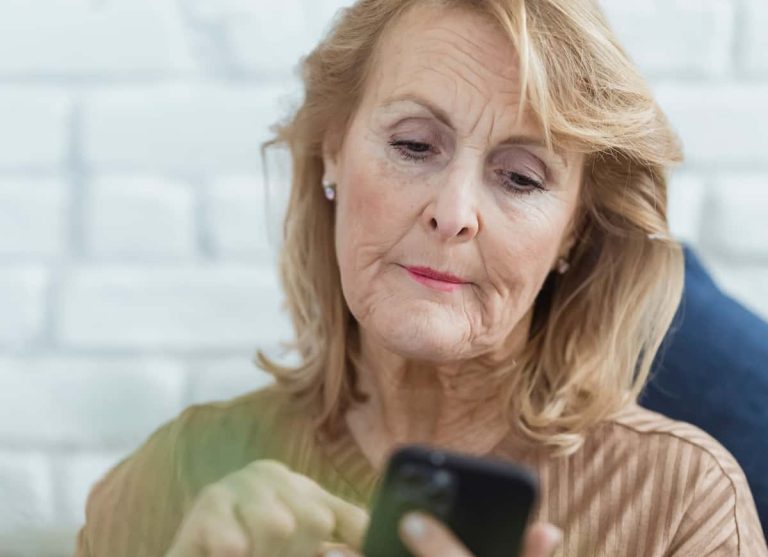 This Common Phone Habit Is Linked To A Hidden Risk For Depression (M)